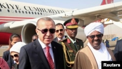 Shugaban Sudan Omar al-Bashir da Shugaban Turkiya Tayyip Erdogan ta hagunsa. 