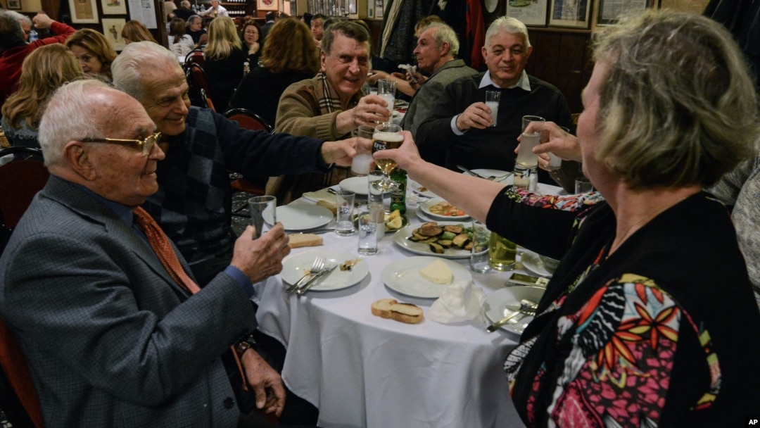 Warga Turki bersulang dengan bir dan raki, minuman tradisional Turki beralkohol, di sebuah restoran di Istanbul. (Foto: Dok) 