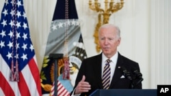 El presidente Joe Biden habla en un evento con docentes en la Casa Blanca, Washington, 27 de abril de 2022.