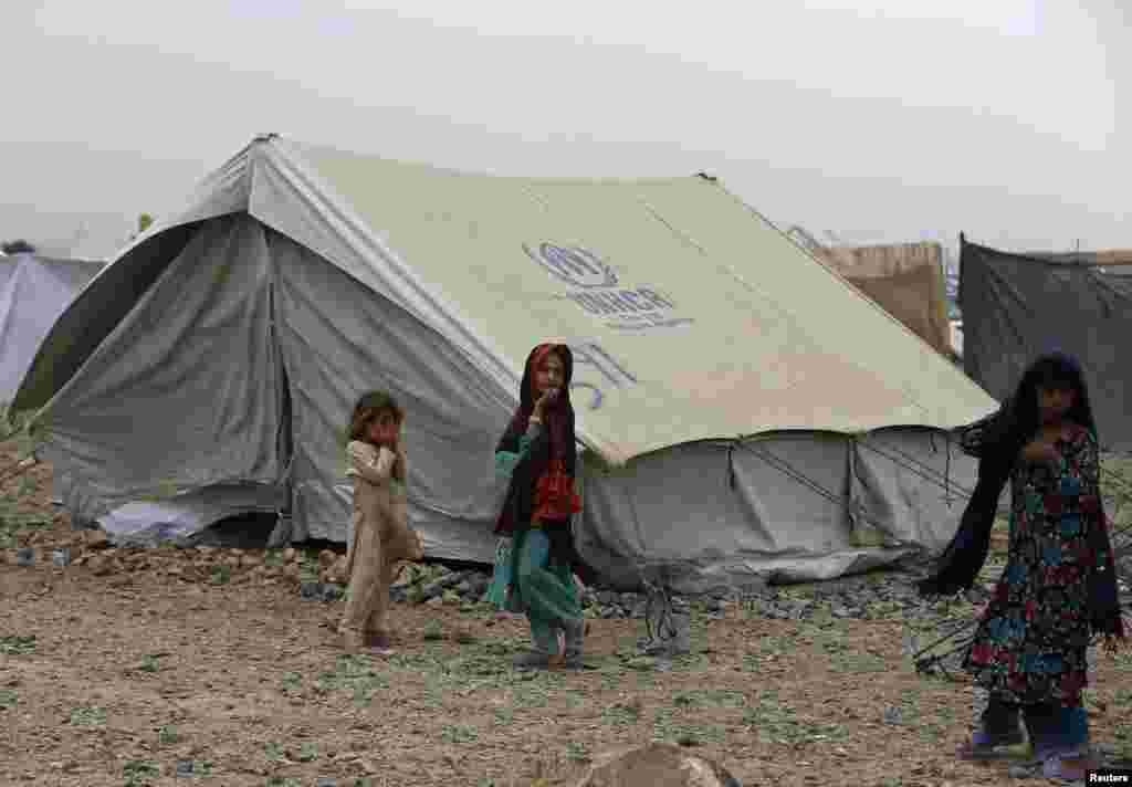 نقل مکانی کرنے والوں میں بچے اور خواتین بھی شامل ہیں۔