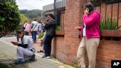 Residentes en Bogotá, capital de Colombia salieron de sus viviendas y centros laborales el jueves 17 de agosto tras sentirse un sismo de 6,3 y luego una réplica que pudo sentirse en otras ciudades.