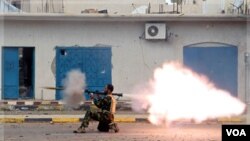 Un soldado del CNT dispara un lanzagranadas durante los enfrentamientos con gadhafistas.