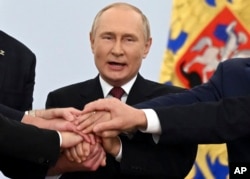 Rais wa Russia Vladimir Putin akiungana na wakuu waliochaguliwa na Moscow kutawala katika maeneo ambayo Russia imeingia kwa mabavu.