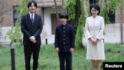 Cucu Kaisar Akihito, Pangeran Hisahito (tengah, 12 tahun) bersama orangtuanya: Pangeran Akishino dan Puteri Kiko di Tokyo, Jepang.