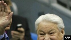 Presidenti rus Dimitri Medvedev përuron monumentin kushtuar Yeltsinin