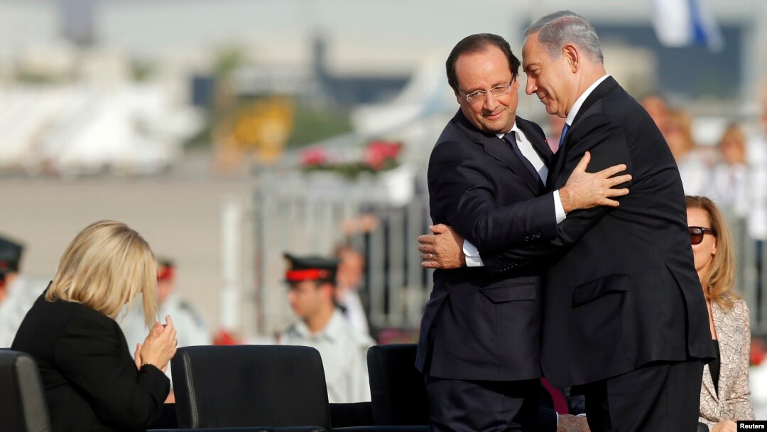 PM Israel Benjamin Netanyahu (kanan) menyambut kedatangan Presiden Perancis Francois Hollande dalam upacara penyambutan di bandara Ben Gurion dekat Tel Aviv (17/11). 