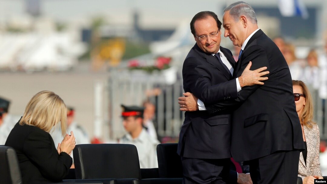Thủ tướng Israel Benjamin Netanyahu (phải) tại buổi lễ tiếp đón Tổng thống Pháp Francois Hollande đến thăm Israel, 17/11/13