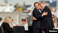 Thủ tướng Israel Benjamin Netanyahu (phải) tại buổi lễ tiếp đón Tổng thống Pháp Francois Hollande đến thăm Israel, 17/11/13