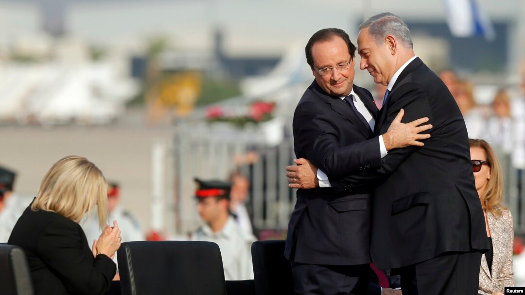 Thủ tướng Benjamin Netanyahu chào đón Tổng thống Pháp Francois Hollande tại phi trường Ben Gurion gần Tel Aviv.
