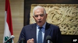 Kepala Kebijakan Luar Negeri Uni Eropa, Josep Borrell, menyampaikan pernyataan kepada awak media seusai bertemu dengan ketua parlemen Lebanon Nabih Berri, Beirut, Lebanon, pada 24 November 2024. (Foto: AP/Hassan Ammar)