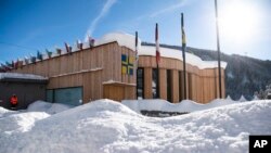 El centro de congresos, sede del Foro Económico Mundial, cubierto de nieve en Davos, Suiza, el martes 15 de enero de 2019. El Foro Económico Mundial se llevará a cabo en Davos desde el 22 de enero de 2019 hasta el 25 de enero de 2019. (Gian Ehrenzeller / Keystone a través de AP)