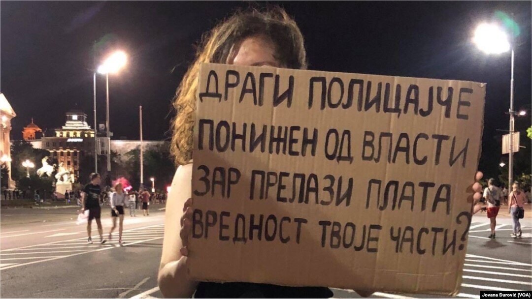 Protes yang berlangsung di Serbia, 12 Juli 2020. (Foto: VOA/Jovana Đurović)