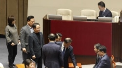 Anggota parlemen mengantre untuk memberikan suara mereka pada usulan pemakzulan terhadap Presiden Yoon Suk Yeol di Majelis Nasional di Seoul, Korea Selatan, 7 Desember 2024. (Foto: via Reuters)