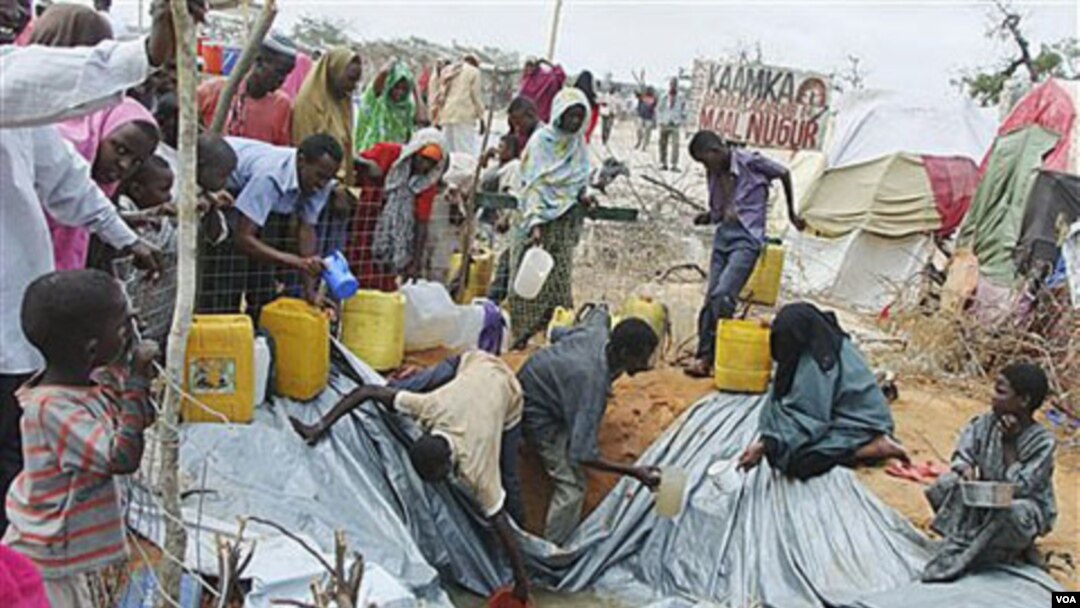 Para pengungsi Somalia tinggal di sebuah kamp pengungsi di Mogadishu (foto: dok). Menurut badan urusan pengungsi PBB, sekitar 42 juta orang di dunia masih hidup dalam pengungsian. 