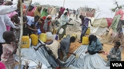 Para pengungsi Somalia tinggal di sebuah kamp pengungsi di Mogadishu (foto: dok). Menurut badan urusan pengungsi PBB, sekitar 42 juta orang di dunia masih hidup dalam pengungsian. 