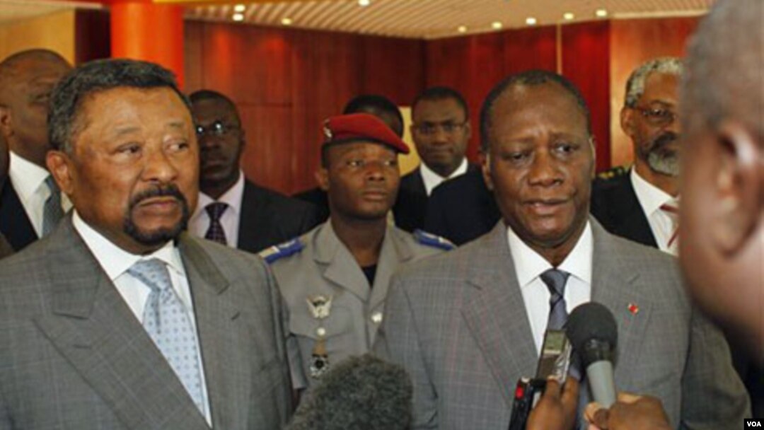 Pemimpin Pantai Gading yang diakui secara internasional, Alassane Ouattara (kanan) berbicara kepada wartawan setelah pertemuannya dengan Ketua Komisi Jean Ping (kiri) di Abidjan.