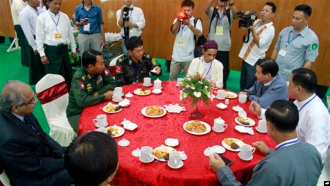 Pemerintah Burma dan Pemberontak Kachin memulai dialog perdamaian di Myitkyina, ibukota negara bagian Kachin (28/5). Utusan khusus PBB untuk Burma, Vijay Nambiar dan beberapa diplomat China hadir untuk meninjau jalannya dialog damai tersebut.