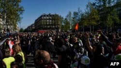 Los manifestantes se reúnen en la Plaza de la República (Plaza de la República) durante una manifestación antigubernamental convocada por el movimiento "Chalecos Amarillos" (gilets jaunes), en París, el 20 de abril.