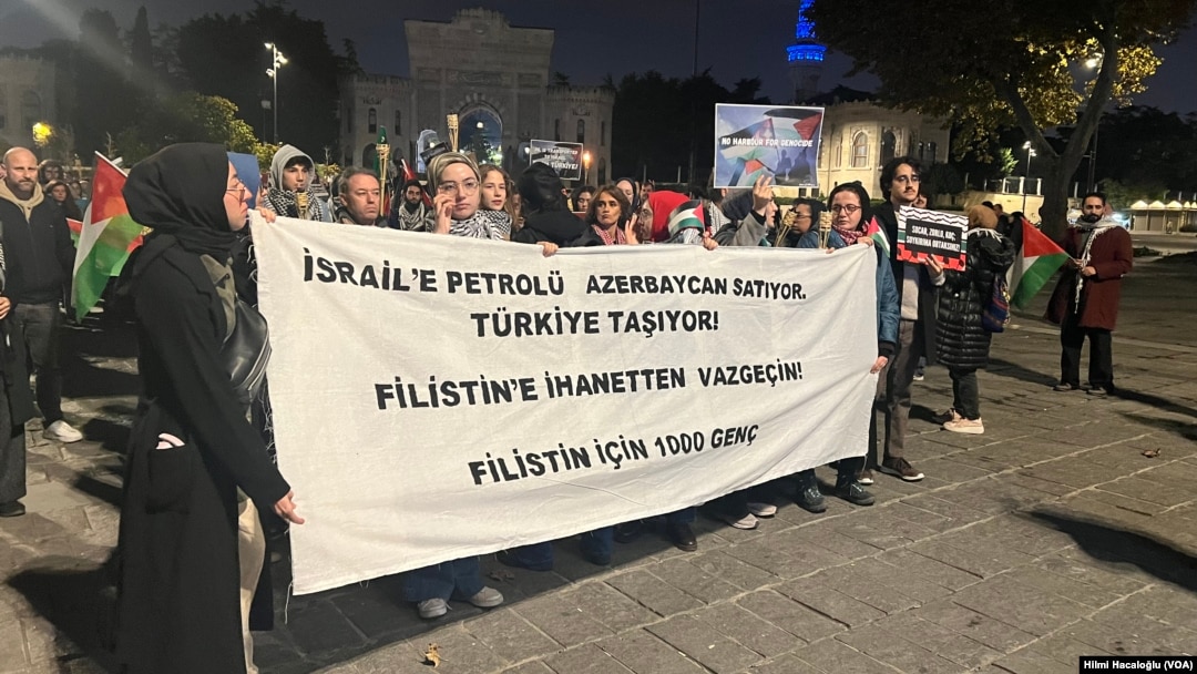 Yaklaşık 250 genç, “İsrail’e petrolü Azerbaycan satıyor, Türkiye taşıyor. Filistin’e ihanetten vazgeç” yazılı pankartın altında toplanarak Sultanahmet Meydanı’na kadar yürüdü. 