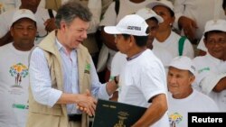 El presidente de Colombia, Juan Manuel Santos, encabeza un proyecto de restitución de tierras a campesinos desalojados por guerrilleros y paramilitares. 