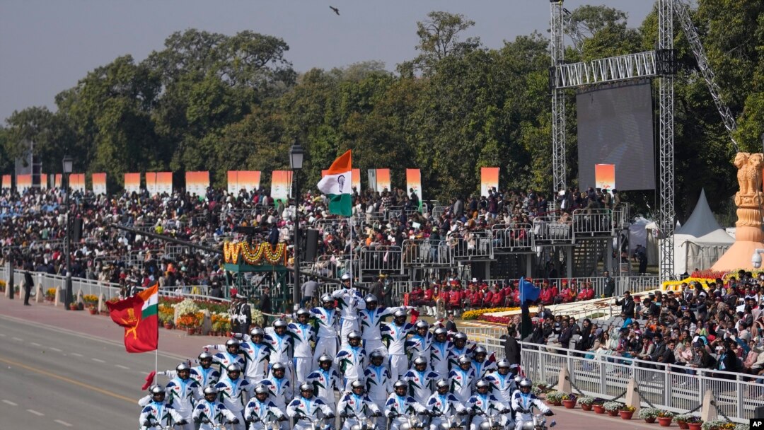 Tentara India menampilkan aksi akrobatik dalam parade perayaan Hari Republik di New Delhi, pada 26 Januari 2025. (Foto: AP/Channi Anand)