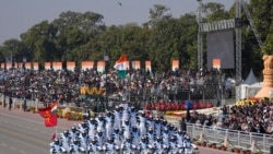 Tentara India menampilkan aksi akrobatik dalam parade perayaan Hari Republik di New Delhi, pada 26 Januari 2025. (Foto: AP/Channi Anand)