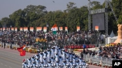 Tentara India menampilkan aksi akrobatik dalam parade perayaan Hari Republik di New Delhi, pada 26 Januari 2025. (Foto: AP/Channi Anand)