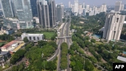 Jalanan Jakarta terlihat lengang saat diberlakukannya PPKM (Pemberlakukan Pembatasan Kegiatan Masyarakat ), 3 Juni 2021. (Foto oleh BAY ISMOYO / AFP)