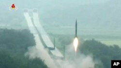 Lancement d’un missile lors d'un exercice en Corée du Nord. Cette image non datée est faite à partir d'une vidéo distribuée le 6 septembre 2016 par la radiodiffusion nord-coréenne KRT. 