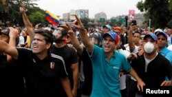 Venezuelan opposition leader and Governor of Miranda state Henrique Capriles gestures while rallying against President Nicolas Maduro in Caracas, April 20, 2017.