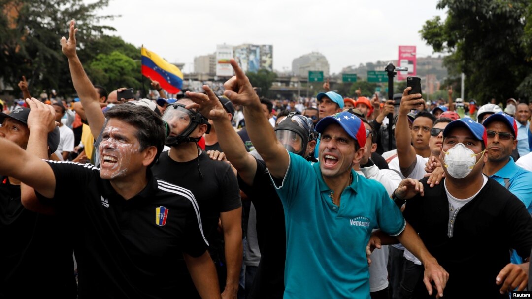 Pemimpin oposisi Venezuela dan Gubernur negara bagian Miranda, Henrique Capriles, mengangkat tangan sementara berpartisipasi dalam rapat besar-besaran menentang Presiden Venezuela, Nicolas Maduro, di Caracas, Venezuela, 20 April 2017 (foto: REUTERS/Carlos Garcia Rawlins)