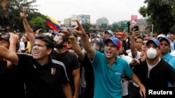 Pemimpin oposisi Venezuela dan Gubernur negara bagian Miranda, Henrique Capriles, mengangkat tangan sementara berpartisipasi dalam rapat besar-besaran menentang Presiden Venezuela, Nicolas Maduro, di Caracas, Venezuela, 20 April 2017 (foto: REUTERS/Carlos Garcia Rawlins)