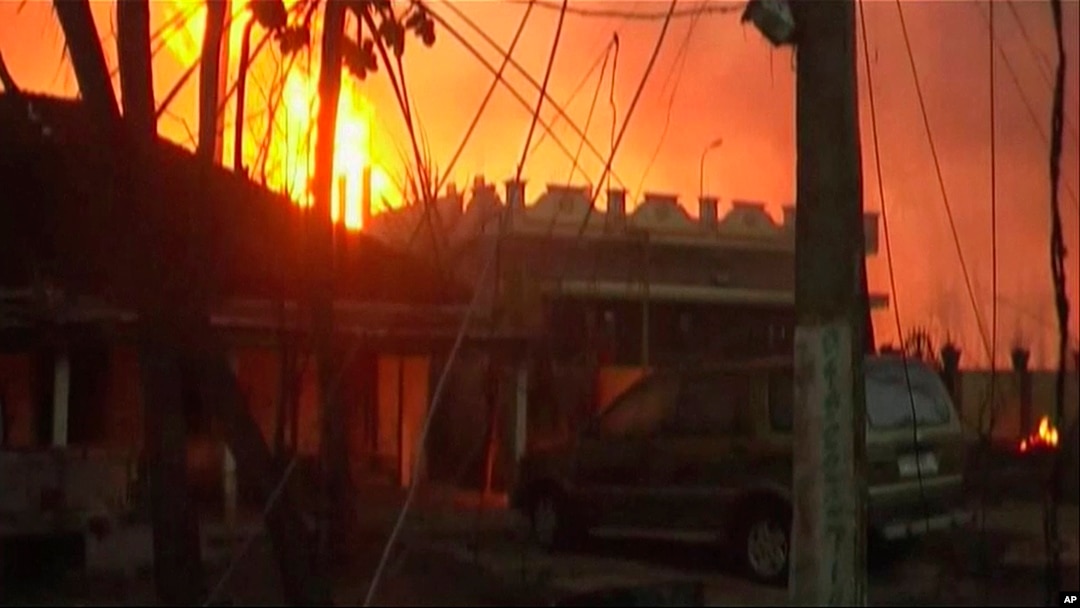 Ngọn lửa bốc cao sau khi đường ống dẫn khí đốt nổ trong bang Andhra Pradesh, 27/6/14