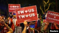 台灣基進黨的支持著在佩洛西預備下榻的酒店外舉牌歡迎佩洛西一行到訪台灣