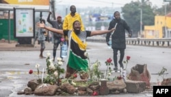 Cette manifestation survient deux jours après l'assassinat de deux proches de l'opposant Venancio Mondlane.