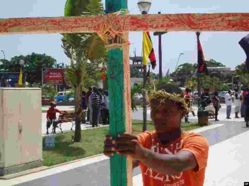 Manifestação na Praça da Independência, em Luanda (2 de Abril de 2011) Foto de Alexandre Neto / VOA