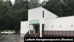 Mobil polisi parkir di sebelah masjid Al-Noor Islamic Center di Sandvika, Norwegia, Minggu, 11 Agustus 2019. (Foto: Reuters)