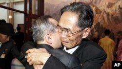 North Korean Joo Jae Eun, right, hugs with his South Korean brother Joo Jae-hui in a bid farewell after the Separated Family Reunion Meeting at Diamond Mountain resort in North Korea, Monday, Oct. 26, 2015. (Kim Do-hoon/Yonhap via AP) 