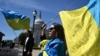 Активісти з прапорами України біля Капітолія США у Вашингтоні, квітень 2024 року. Фото: Mandel Ngan/ AFP
