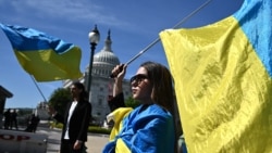 Активісти з прапорами України біля Капітолія США у Вашингтоні, квітень 2024 року. Фото: Mandel Ngan/ AFP
