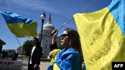 Активісти з прапорами України біля Капітолія США у Вашингтоні, квітень 2024 року. Фото: Mandel Ngan/ AFP