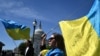 Des militants brandissent des drapeaux ukrainiens devant le Capitole des États-Unis à Washington, DC, le 23 avril 2024. (Photo de Mandel NGAN / AFP)