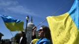 活动人士在华盛顿的美国国会大厦外挥舞乌克兰旗帜。(2024年4月23日)