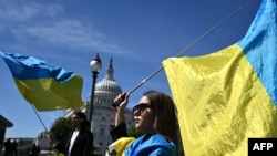 Активисты с украинскими флагами в руках у Капитолия. Вашингтон, округ Колумбия. 23 апреля 2024 г. 