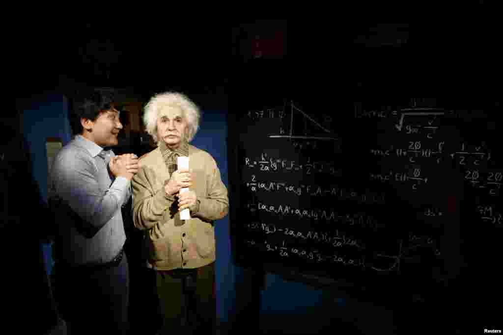 Seorang pria bercanda di samping patung lilin Albert Einstein di Grevin Wax Museum di Seoul, Korea Selatan.