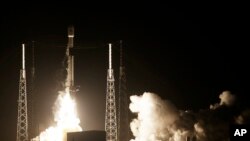 Roket SpaceX Falcon 9 yang membawa pesawat ruang angkasa milik Israel, Beresheet, Cape Canaveral, Florida, 21 Februari 2019.