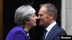 Le Premier ministre britannique Theresa May accueille le président du Conseil européen Donald Tusk à Londres, le 1er mars 2018.