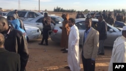 Les Libyens déplacés de la ville de Tawergha attendent leur voiture pour entrer dans la ville, située à environ 250 kilomètres à l'est de la capitale Tripoli, le 1er février 2018, 