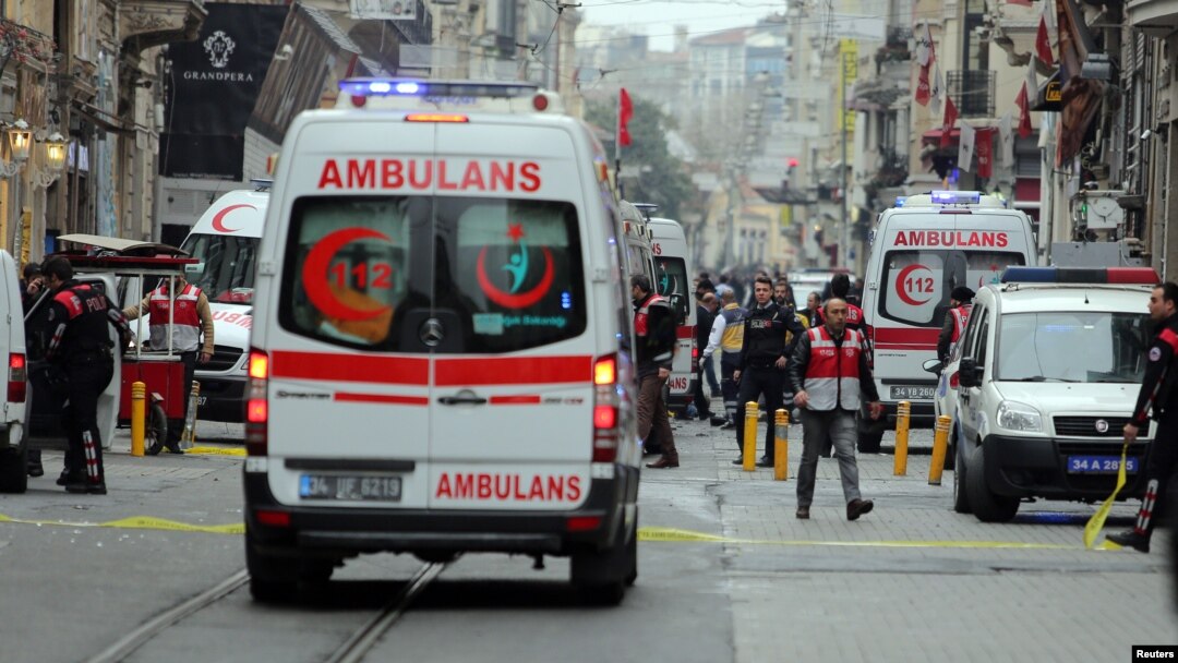 Polisi mengamankan lokasi pasca pemboman bunuh diri di Istanbul, 19 Maret lalu (foto: dok). ISIS mengaku di balik serangan bom bunuh diri ini yang menewaskan sedikitnya 4 warga asing. 