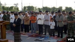 Imam dan Khatib Profesor Amin Abdullah memimpin sholat Idul Adha bersama para pengungsi di Stadion Maguwoharjo. Tampak dalam foto mengenakan jas abu-abu dan peci dalam barisan pertama, Gubernur DIY Sultan Hamengkubuwono X.